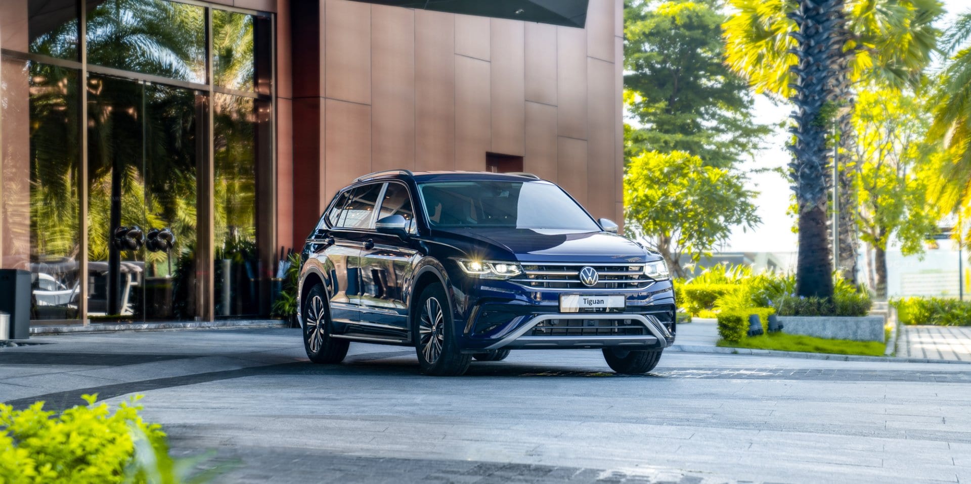 Volkswagen Tiguan trước showroom