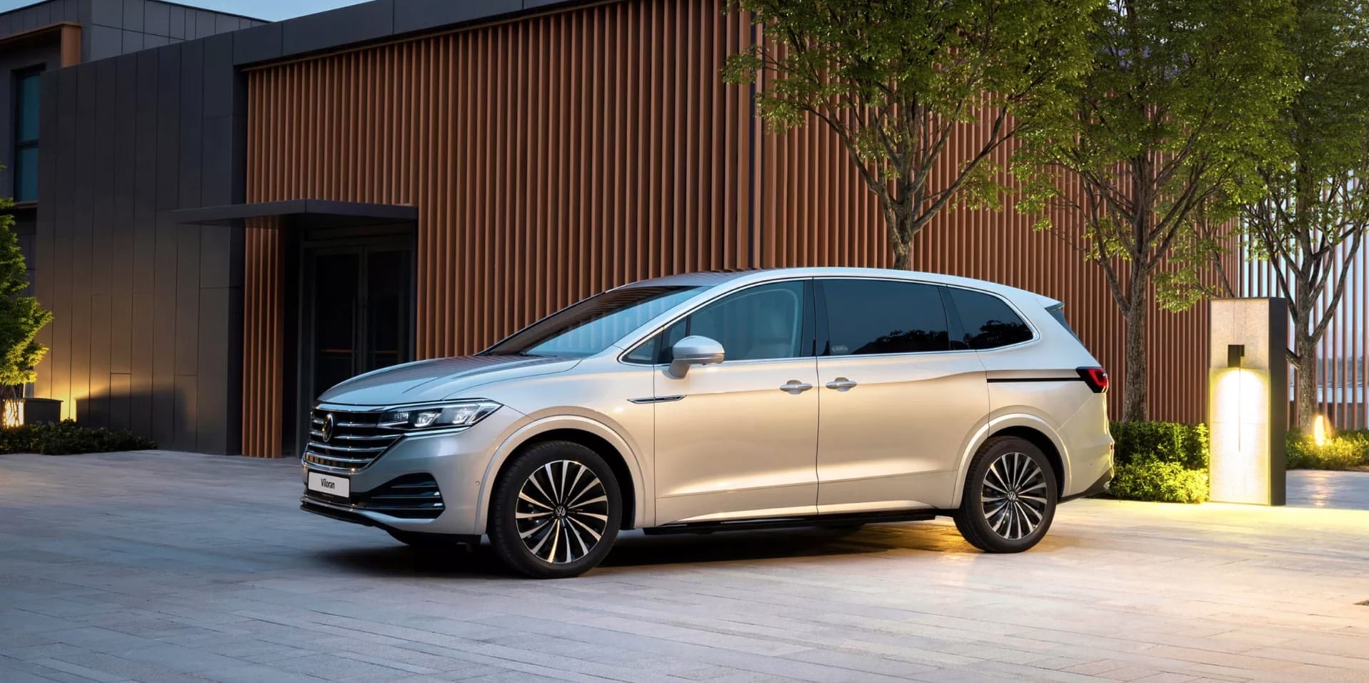 Volkswagen Viloran tại showroom Thủ Đức